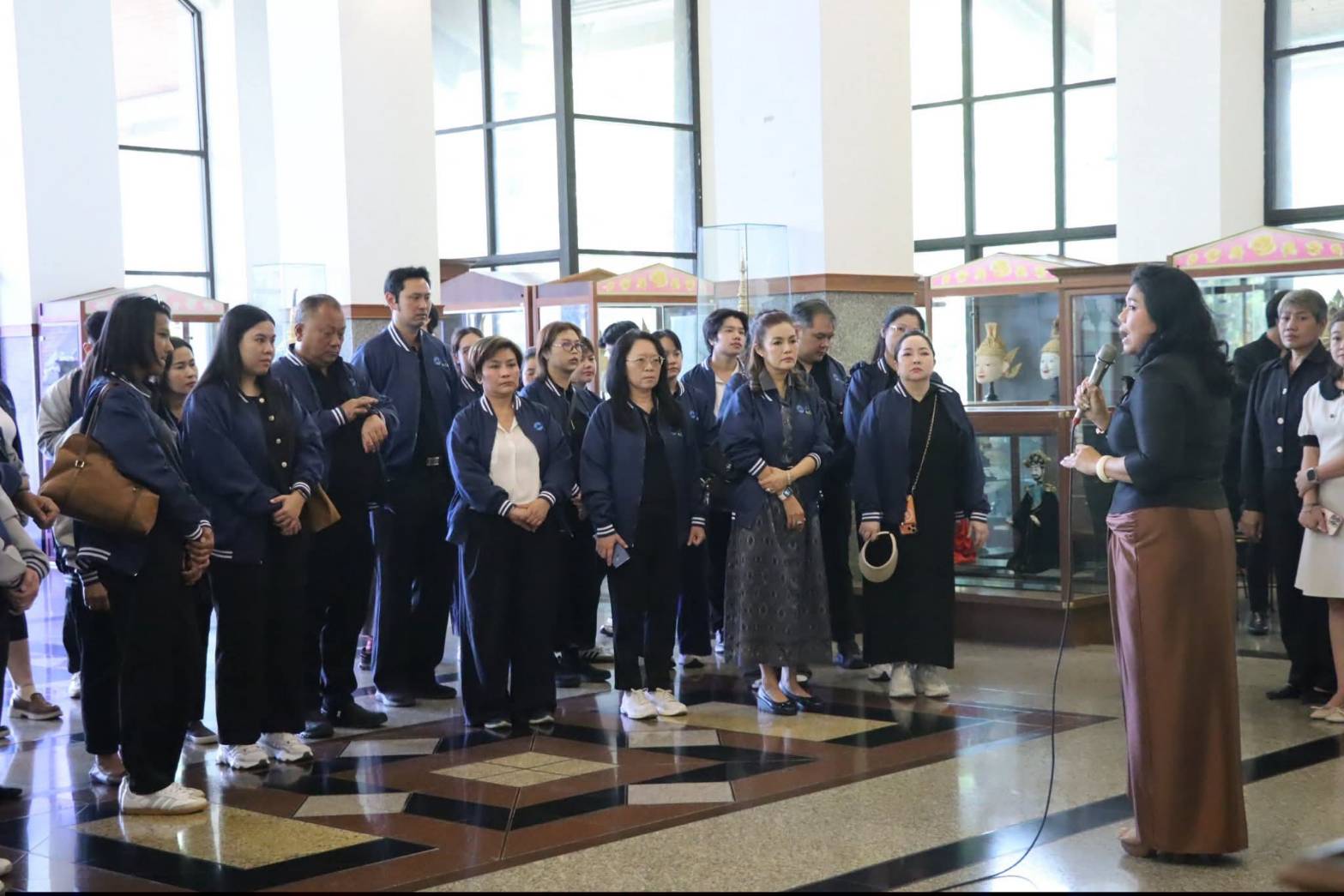 title - ผอ.ศพส. ให้การต้อนรับ ผอก.สกอญ. พร้อมด้วย คณะผู้เข้าร่วมสัมมนาเชิงปฏิบัติการฯ เข้าเยี่ยมชมแผนกฝึกอบรม และพื้นที่ภายในศูนย์ส่งเสริมและพัฒนาอาชีพเสริมนอกภาคการเกษตร